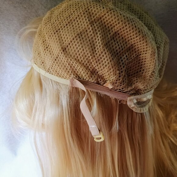 NWOT: New Long Curly Wig 70CM Light Blonde Color - Picture 7 of 8